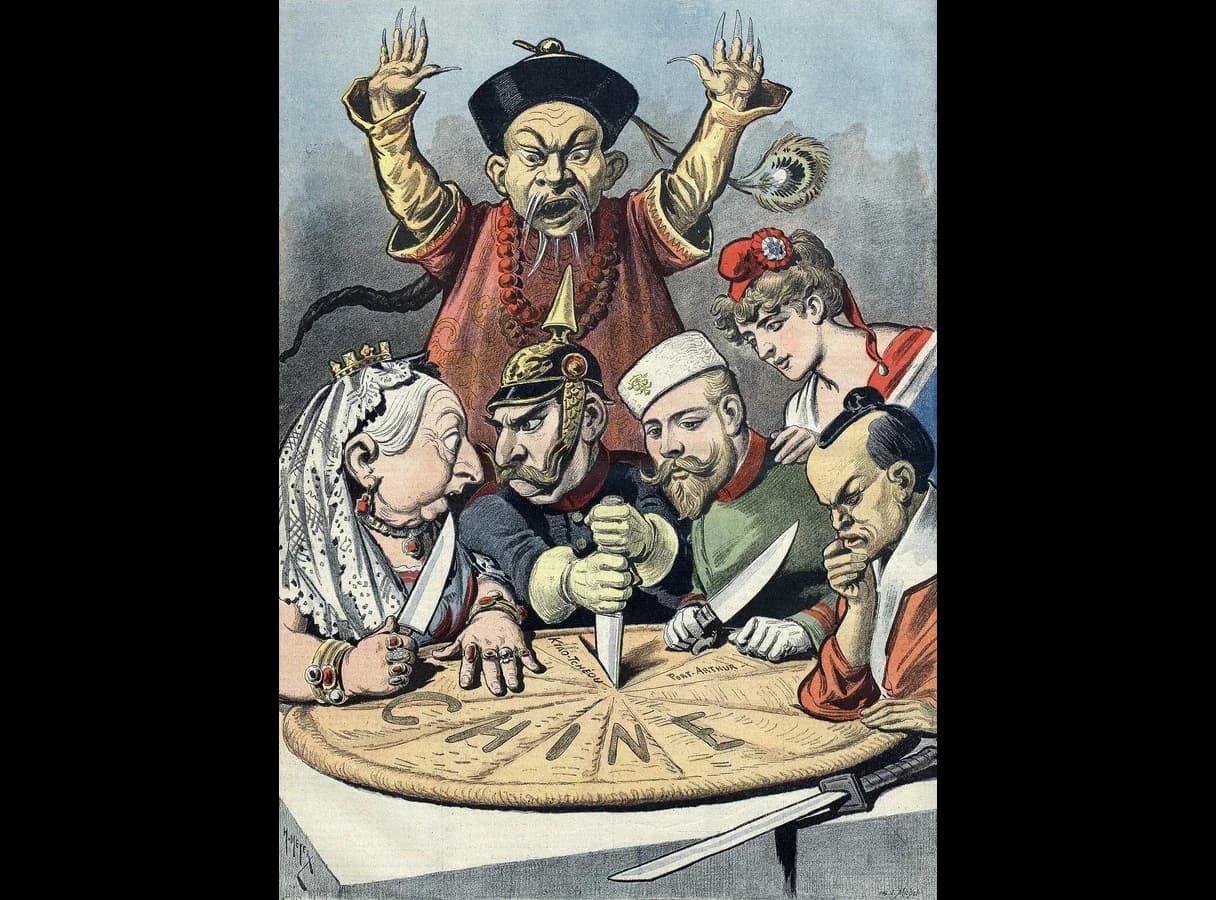 Colour cartoon. Around a table, figures representing Britain (Queen Victoria), Germany (Wilhelm II), Russia (Nicholas II), France (Marianne) and Japan (a samurai) cut up a large pie labelled Chine, while a Qing official behind them raises his hands in protest.